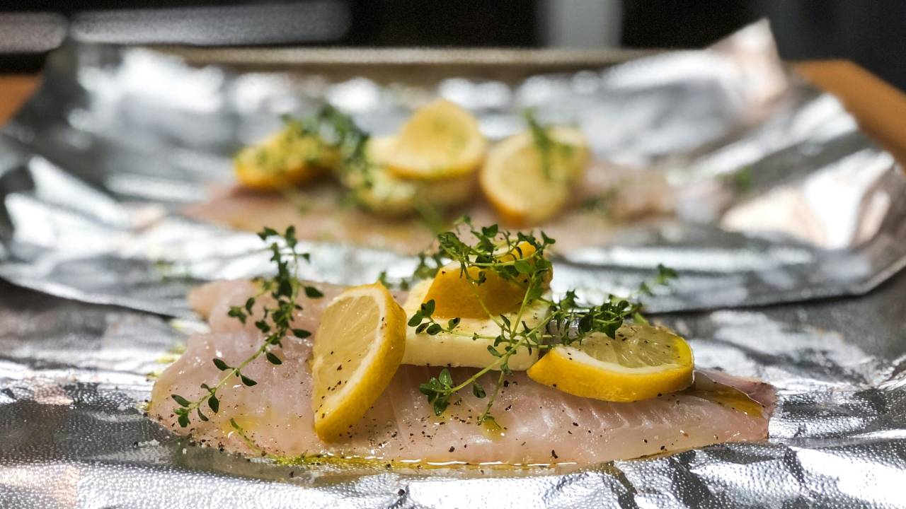 Peixe pronto para ir para o forno.