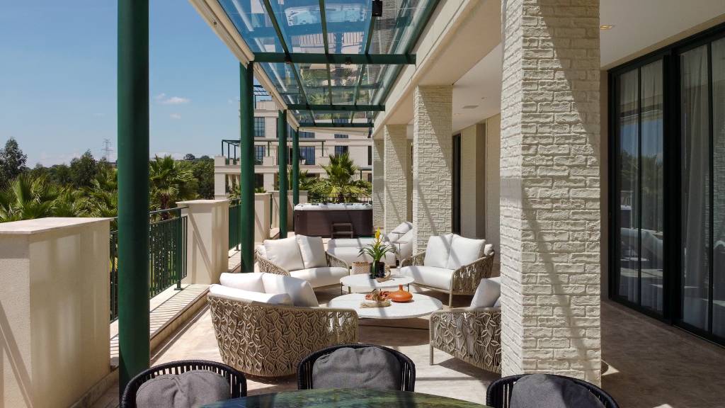 Apartamento amplo tem estante sob medida com nichos para vasos e livros