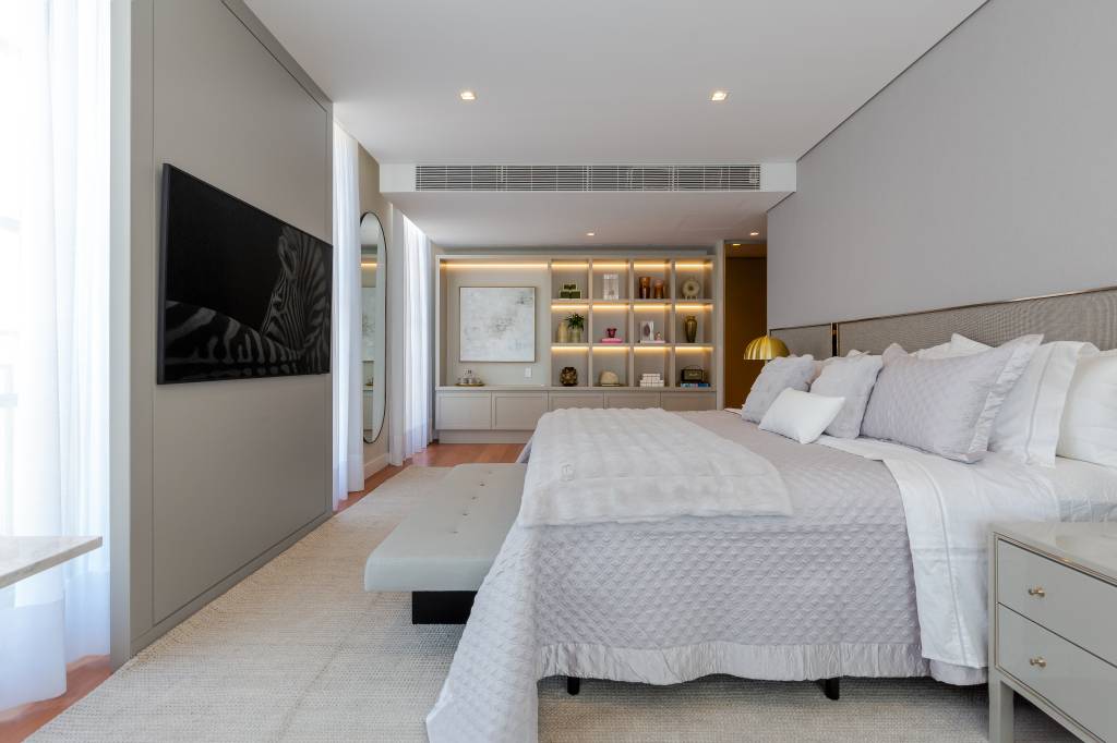 apartamento-amplo-tem-estante-sob-medida-com-nichos-para-vasos-e-livros-sabrina-salles-05-quarto Apartamento amplo tem estante sob medida com nichos para vasos e livros. Projeto de Sabrina Salles.