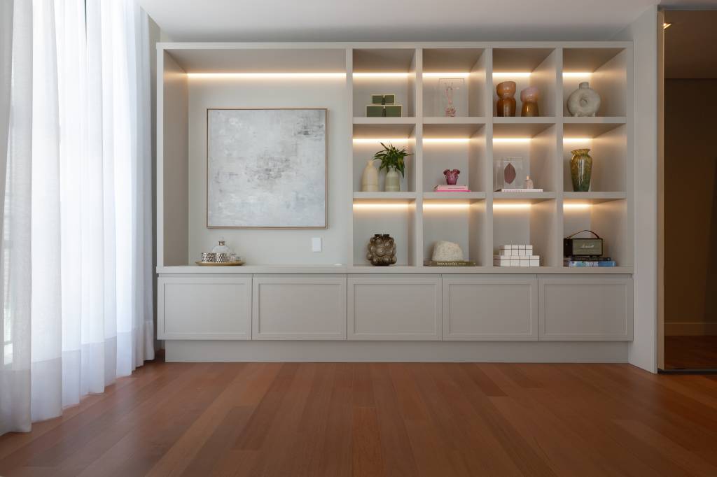 apartamento-amplo-tem-estante-sob-medida-com-nichos-para-vasos-e-livros-sabrina-salles-07 Apartamento amplo tem estante sob medida com nichos para vasos e livros. Projeto de Sabrina Salles.