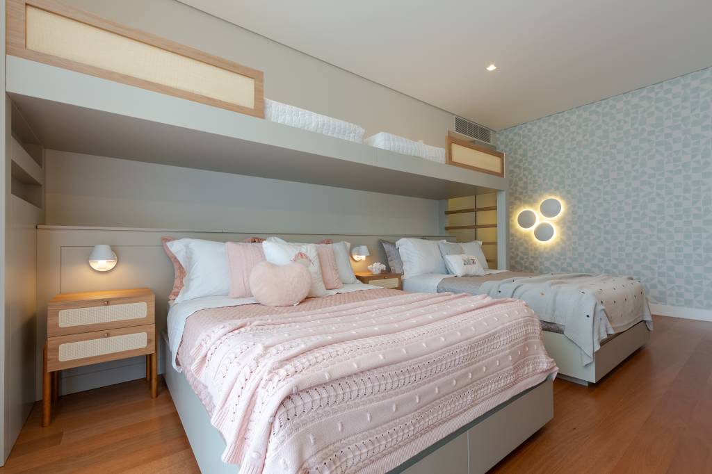 apartamento-amplo-tem-estante-sob-medida-com-nichos-para-vasos-e-livros-sabrina-salles-29-quarto-beliche Apartamento amplo tem estante sob medida com nichos para vasos e livros. Projeto de Sabrina Salles.