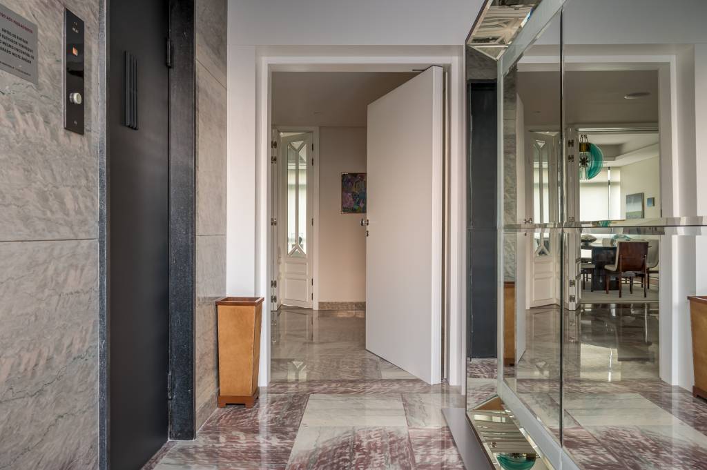 Apartamento é reformado para ter dupla função: lar e galeria de arte. Projeto de Pedro Coimbra.