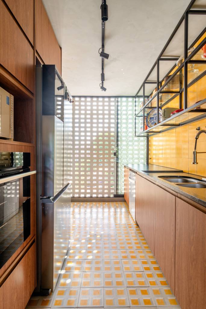 apartamento-ganha-alegre-cozinha-amarela-e-paredes-de-cobogo-umdiedro-arquitetura-12 Apartamento ganha alegre cozinha amarela e paredes de cobogó. Projeto de Umdiedro Arquitetura.