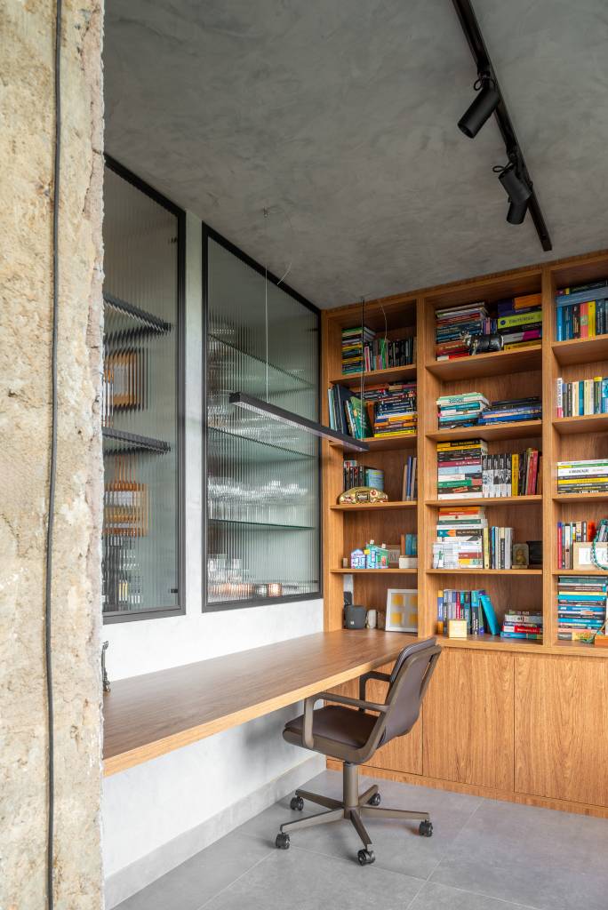 apartamento-ganha-alegre-cozinha-amarela-e-paredes-de-cobogo-umdiedro-arquitetura-25-estante-livros-biblioteca-home-office Apartamento ganha alegre cozinha amarela e paredes de cobogó. Projeto de Umdiedro Arquitetura.
