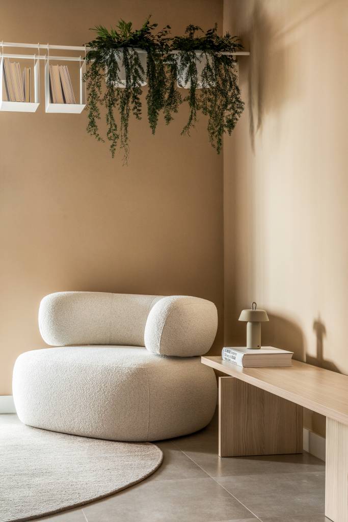Apartamento tem prateleiras suspensas com jardineiras para plantas pendentes. Projeto de Bohrer Arquitetos.