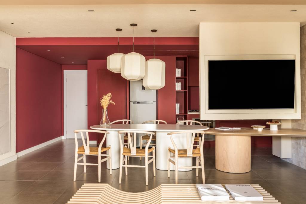 Apartamento tem prateleiras suspensas com jardineiras para plantas pendentes. Projeto de Bohrer Arquitetos.