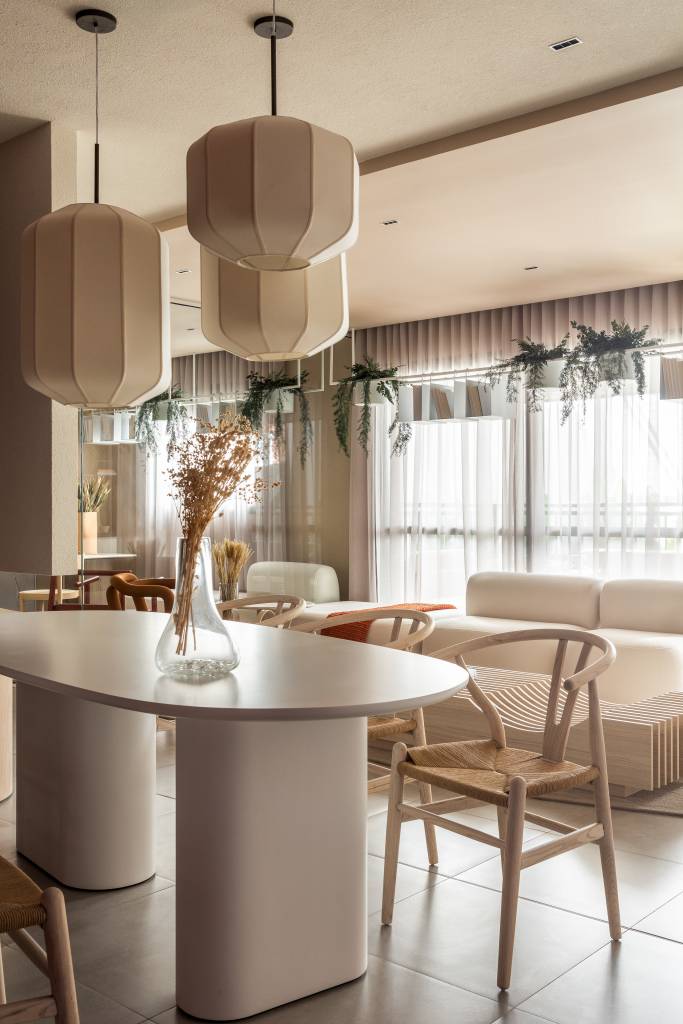 Apartamento tem prateleiras suspensas com jardineiras para plantas pendentes. Projeto de Bohrer Arquitetos.