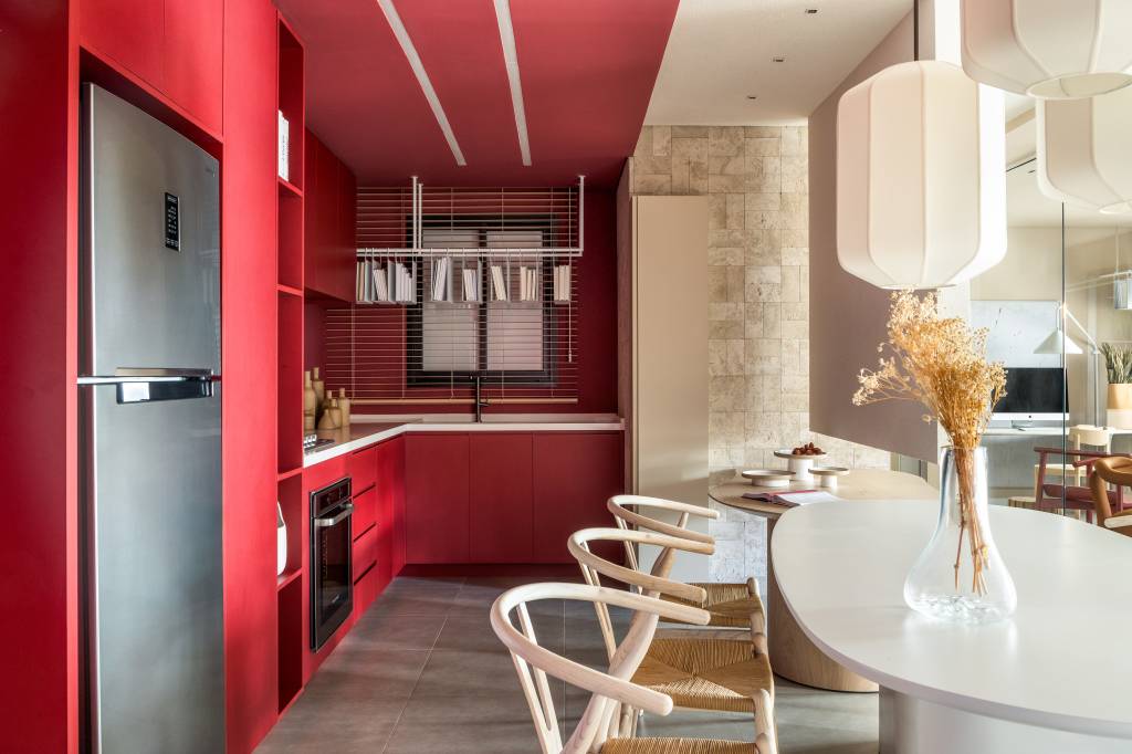 Apartamento tem prateleiras suspensas com jardineiras para plantas pendentes. Projeto de Bohrer Arquitetos.