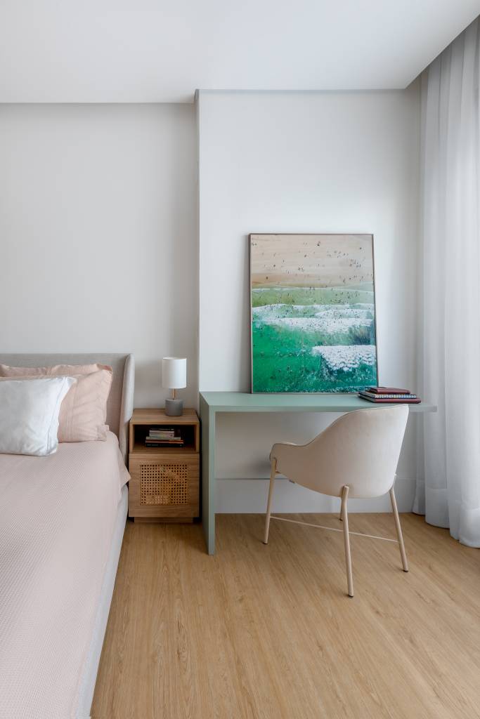 Apê com decoração leve ganha parede de tijolinhos na sala de TV. Projeto de Raquel Neves Arquitetura.