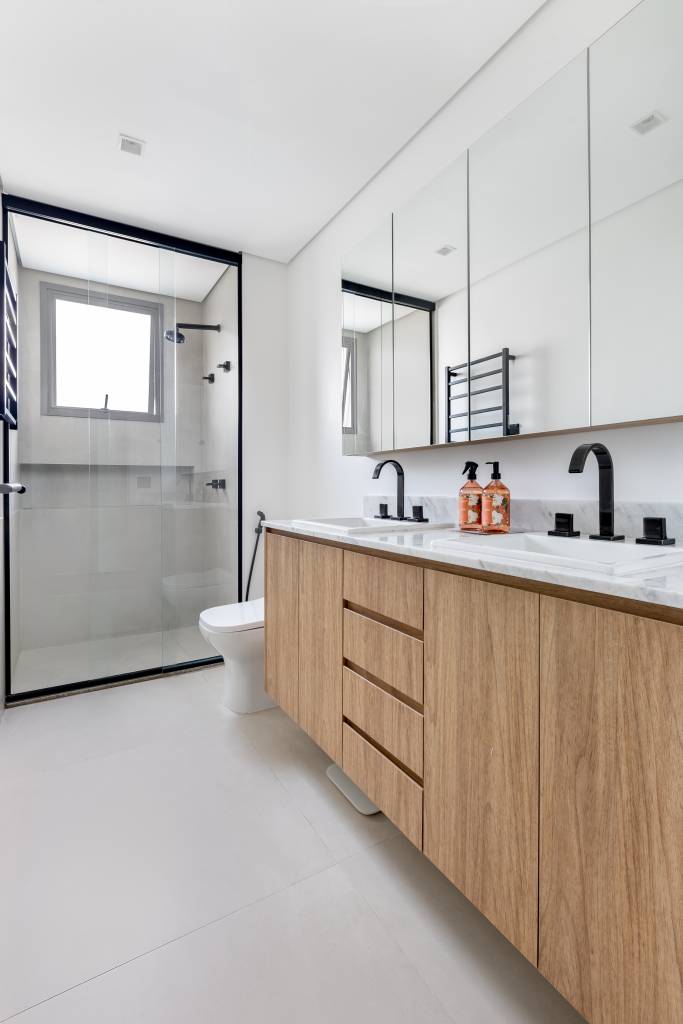 Apê com decoração leve ganha parede de tijolinhos na sala de TV. Projeto de Raquel Neves Arquitetura.