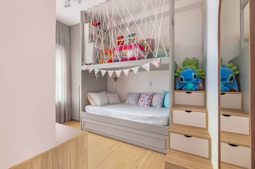 Apê com decoração leve ganha parede de tijolinhos na sala de TV. Projeto de Raquel Neves Arquitetura.