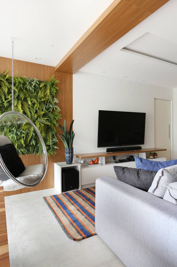 ape-contemporaneo-de-90-m-tem-balanco-de-acrilico-na-sala-jardim-vertical-e-boiseries-rmv-interiores-03 Apê contemporâneo de 90 m² tem balanço de acrílico na sala, jardim vertical e boiseries. Projeto de RMV Interiores.
