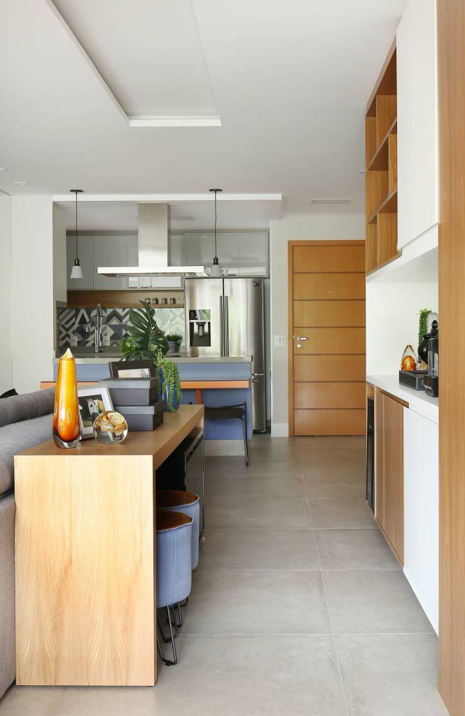 Apê contemporâneo de 90 m² tem balanço de acrílico na sala, jardim vertical e boiseries. Projeto de RMV Interiores.