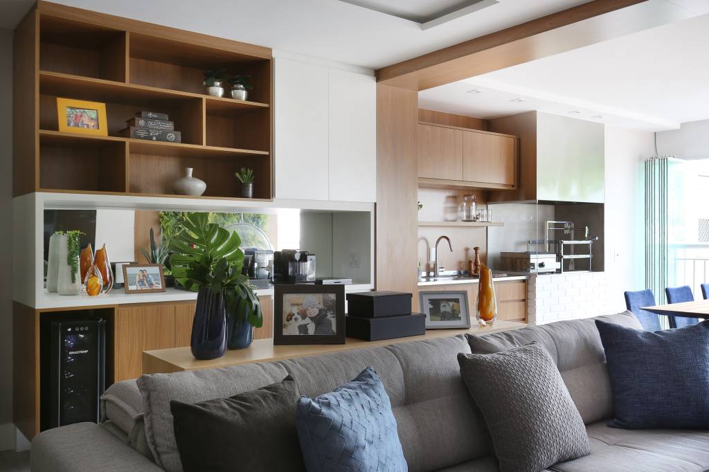 ape-contemporaneo-de-90-m-tem-balanco-de-acrilico-na-sala-jardim-vertical-e-boiseries-rmv-interiores-07 Apê contemporâneo de 90 m² tem balanço de acrílico na sala, jardim vertical e boiseries. Projeto de RMV Interiores.