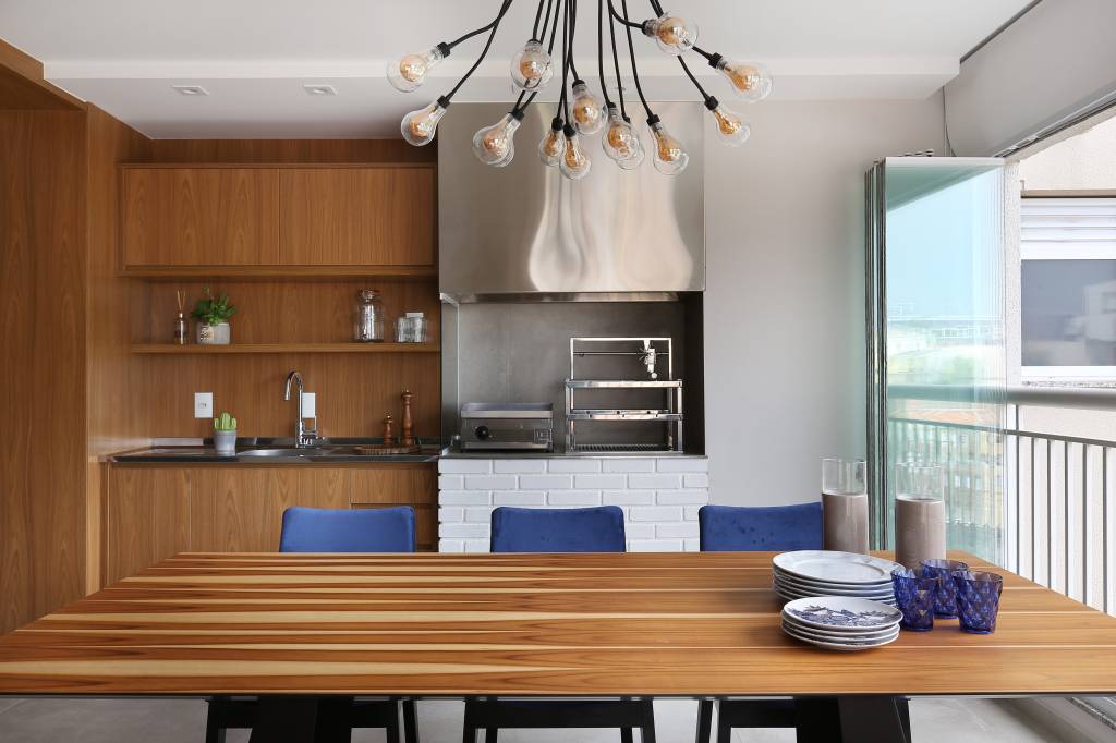 ape-contemporaneo-de-90-m-tem-balanco-de-acrilico-na-sala-jardim-vertical-e-boiseries-rmv-interiores-12 Apê contemporâneo de 90 m² tem balanço de acrílico na sala, jardim vertical e boiseries. Projeto de RMV Interiores.