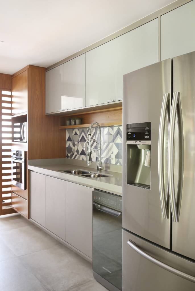 ape-contemporaneo-de-90-m-tem-balanco-de-acrilico-na-sala-jardim-vertical-e-boiseries-rmv-interiores-15 Apê contemporâneo de 90 m² tem balanço de acrílico na sala, jardim vertical e boiseries. Projeto de RMV Interiores.