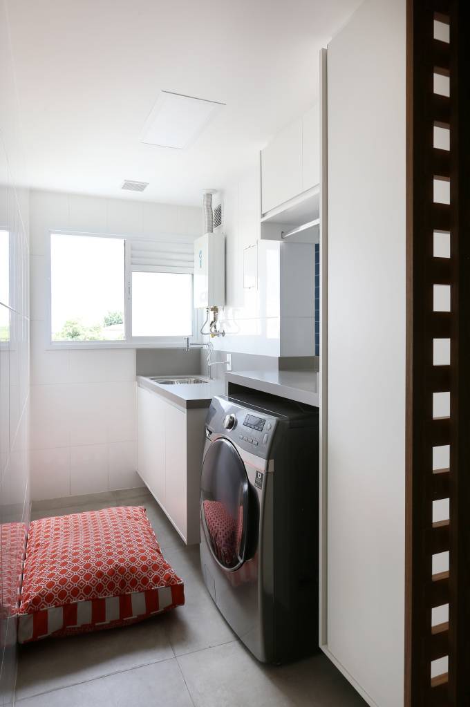 ape-contemporaneo-de-90-m-tem-balanco-de-acrilico-na-sala-jardim-vertical-e-boiseries-rmv-interiores-21 Apê contemporâneo de 90 m² tem balanço de acrílico na sala, jardim vertical e boiseries. Projeto de RMV Interiores.
