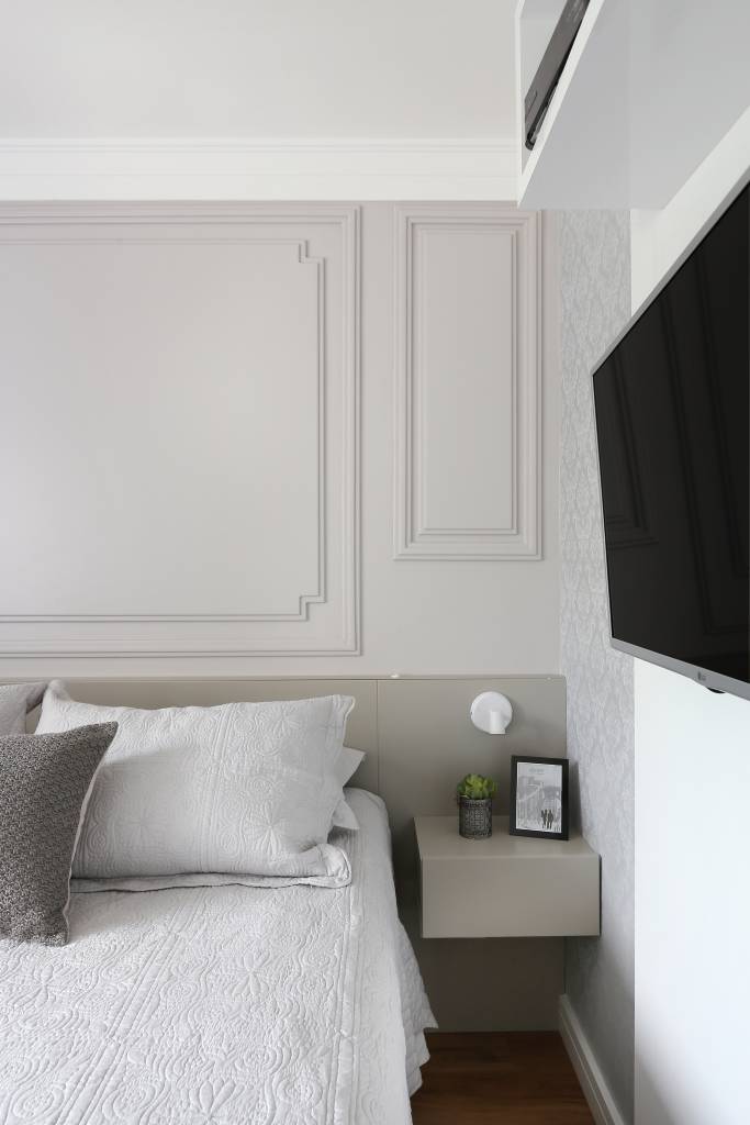 ape-contemporaneo-de-90-m-tem-balanco-de-acrilico-na-sala-jardim-vertical-e-boiseries-rmv-interiores-22 Apê contemporâneo de 90 m² tem balanço de acrílico na sala, jardim vertical e boiseries. Projeto de RMV Interiores.