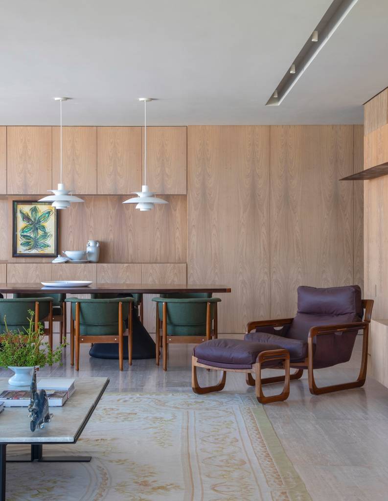 Casa 912 m² tem estrutura que une concreto, vigas metálicas e muxarabi em alumínio. Projeto de Solange Calio Arquitetos.