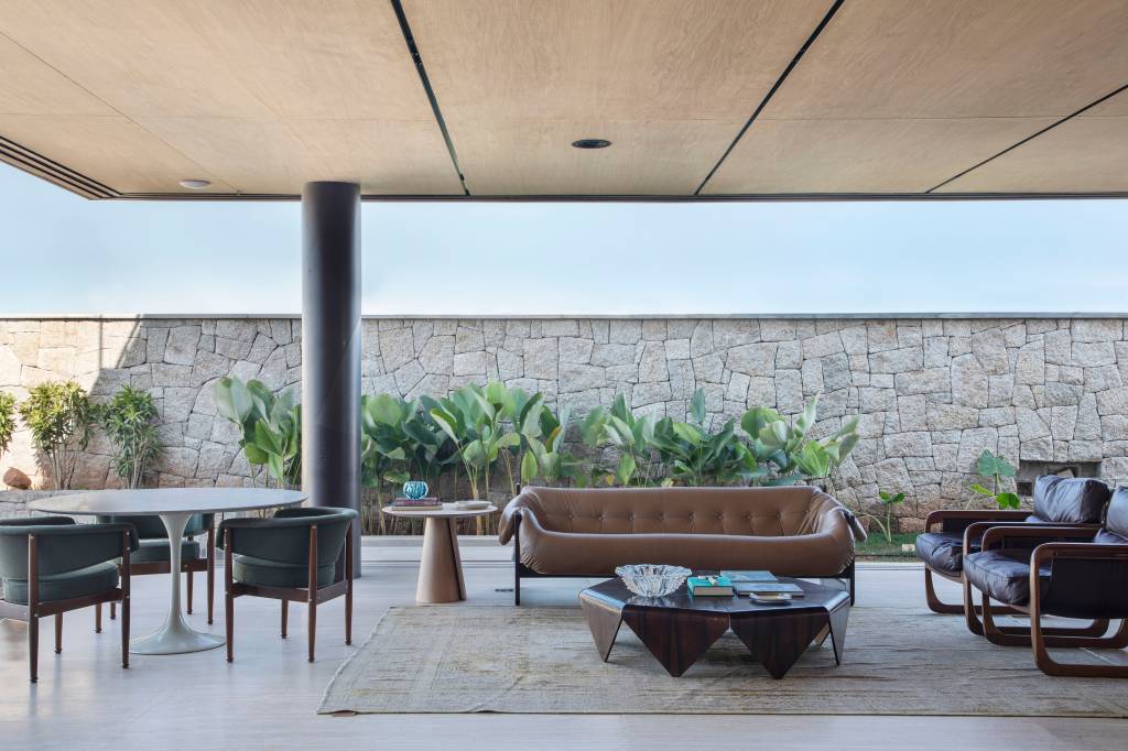 casa-912-m-tem-estrutura-que-une-concreto-vigas-metalicas-e-muxarabi-em-aluminio-solange-calio-12 Casa 912 m² tem estrutura que une concreto, vigas metálicas e muxarabi em alumínio. Projeto de Solange Calio Arquitetos.
