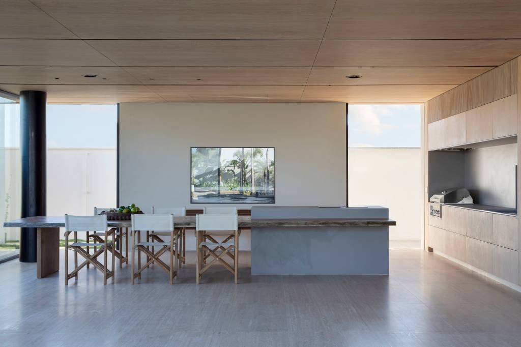 Casa 912 m² tem estrutura que une concreto, vigas metálicas e muxarabi em alumínio. Projeto de Solange Calio Arquitetos.