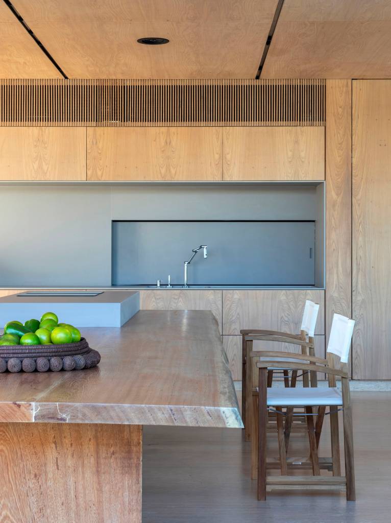casa-912-m-tem-estrutura-que-une-concreto-vigas-metalicas-e-muxarabi-em-aluminio-solange-calio-16 Casa 912 m² tem estrutura que une concreto, vigas metálicas e muxarabi em alumínio. Projeto de Solange Calio Arquitetos.