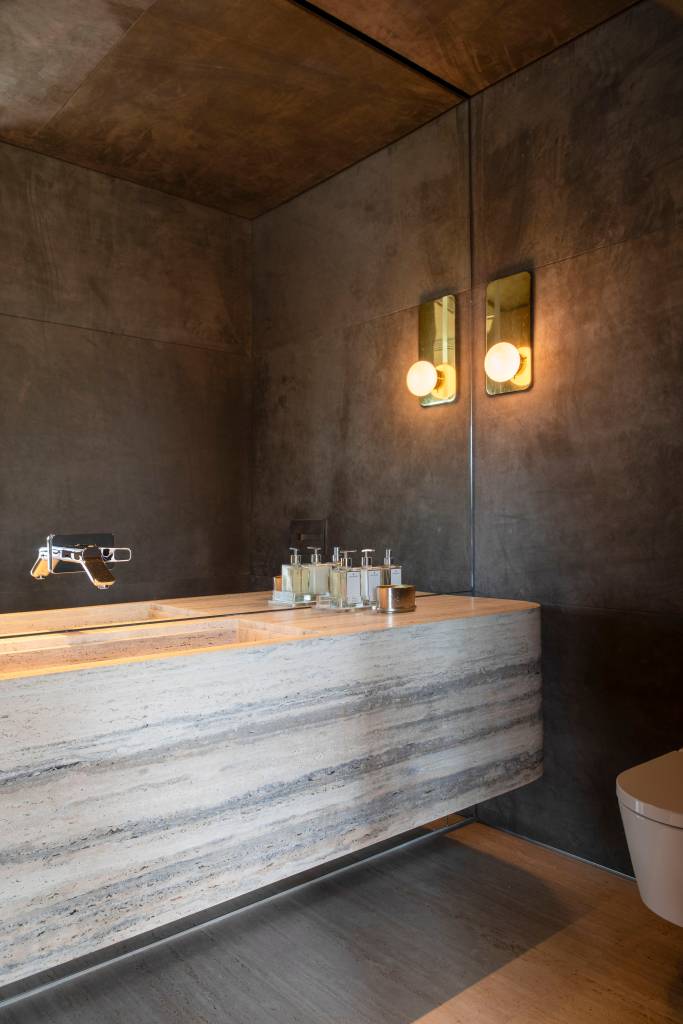 casa-912-m-tem-estrutura-que-une-concreto-vigas-metalicas-e-muxarabi-em-aluminio-solange-calio-17 Casa 912 m² tem estrutura que une concreto, vigas metálicas e muxarabi em alumínio. Projeto de Solange Calio Arquitetos.
