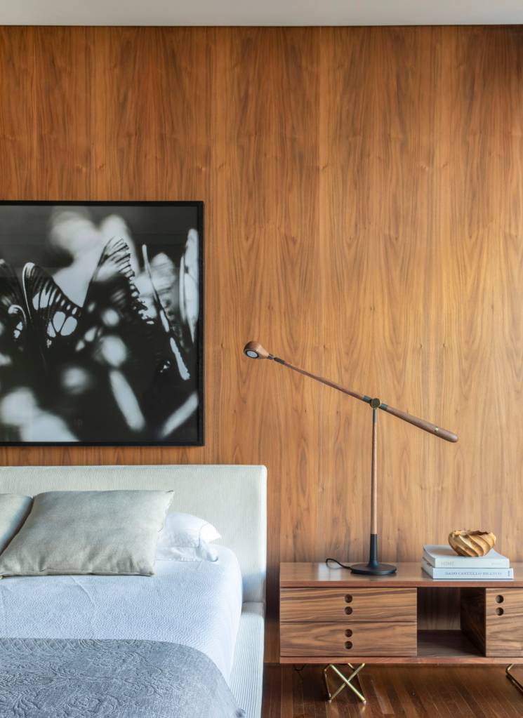 casa-912-m-tem-estrutura-que-une-concreto-vigas-metalicas-e-muxarabi-em-aluminio-solange-calio-20 Casa 912 m² tem estrutura que une concreto, vigas metálicas e muxarabi em alumínio. Projeto de Solange Calio Arquitetos.