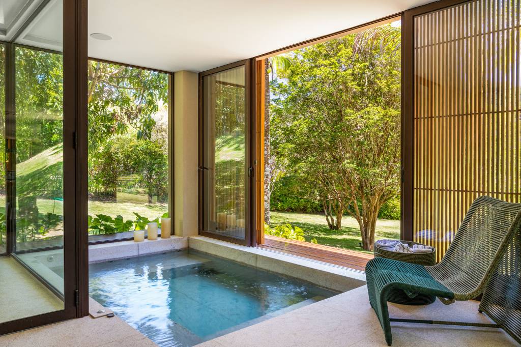 casa-ganha-pavilhao-dedicado-ao-lazer-com-area-gourmet-adega-sauna-e-lareira-noa-arquitetura-14 Casa ganha pavilhão dedicado ao lazer com área gourmet, adega, sauna e lareira. Projeto de NOA Arquitetura.