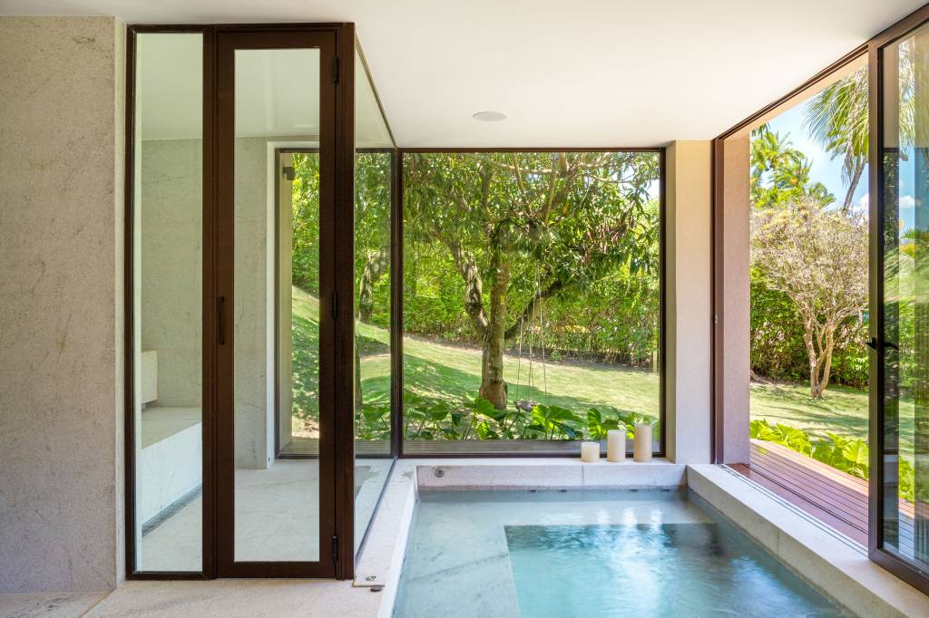 casa-ganha-pavilhao-dedicado-ao-lazer-com-area-gourmet-adega-sauna-e-lareira-noa-arquitetura-16 Casa ganha pavilhão dedicado ao lazer com área gourmet, adega, sauna e lareira. Projeto de NOA Arquitetura.