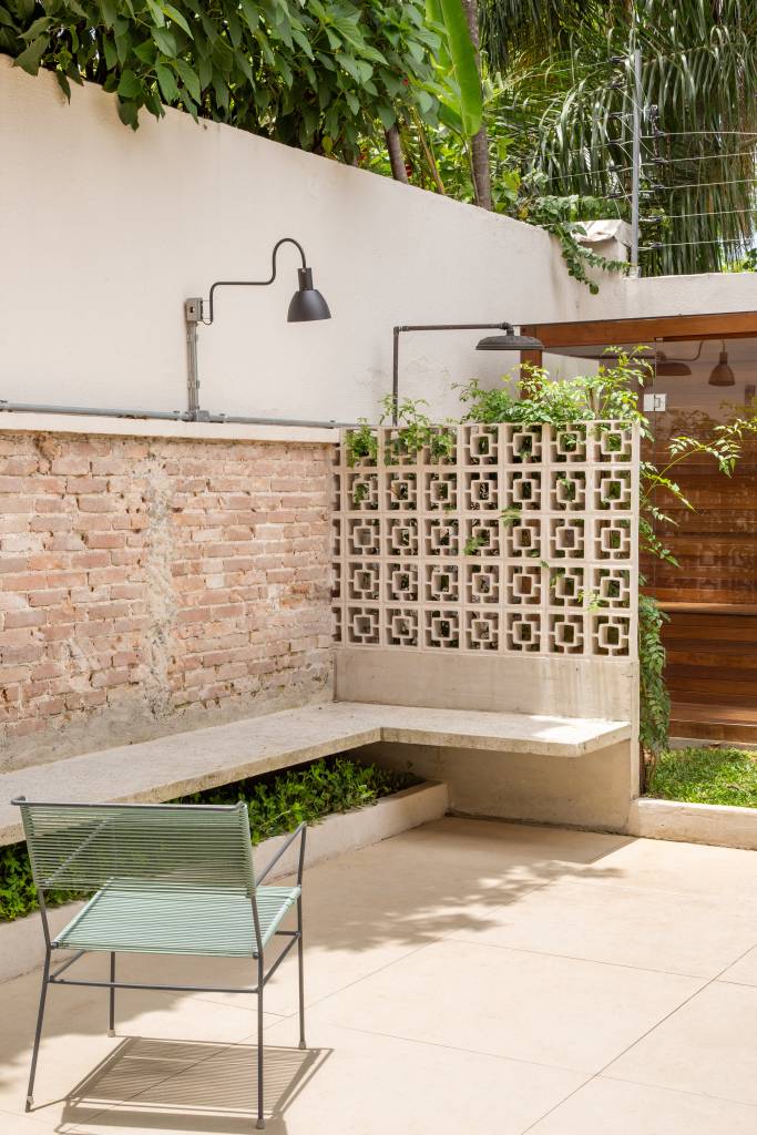 Casa geminada charmosa tem parede de cobogó e limoeiro no jardim. Projeto de W Arquitetura.