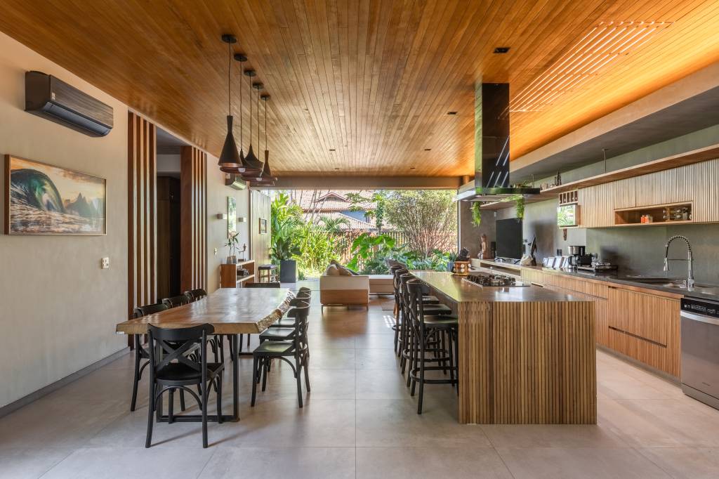 cobertura-com-beirais-chanfrados-da-leveza-a-esta-casa-com-5-suites-pitta-arquitetura-11-cozinha Cobertura com beirais chanfrados dá leveza a esta casa com 5 suítes. Projeto de Pitta Arquitetura.