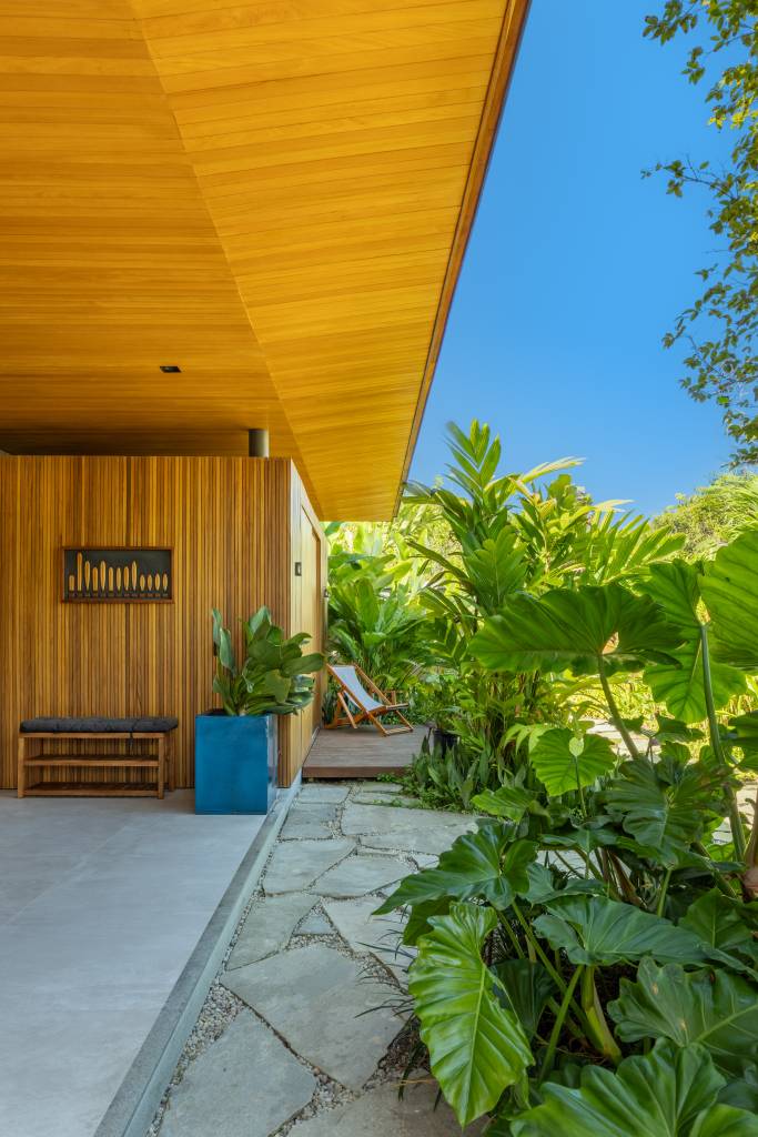 cobertura-com-beirais-chanfrados-da-leveza-a-esta-casa-com-5-suites-pitta-arquitetura-16 Cobertura com beirais chanfrados dá leveza a esta casa com 5 suítes. Projeto de Pitta Arquitetura.