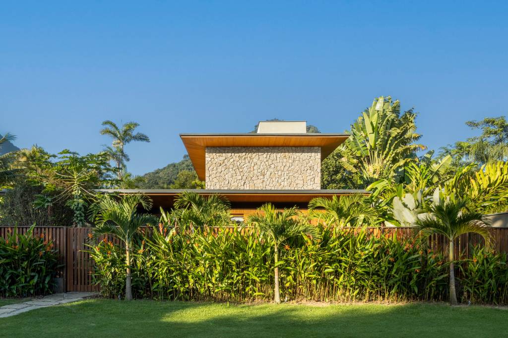 cobertura-com-beirais-chanfrados-da-leveza-a-esta-casa-com-5-suites-pitta-arquitetura-17 Cobertura com beirais chanfrados dá leveza a esta casa com 5 suítes. Projeto de Pitta Arquitetura.
