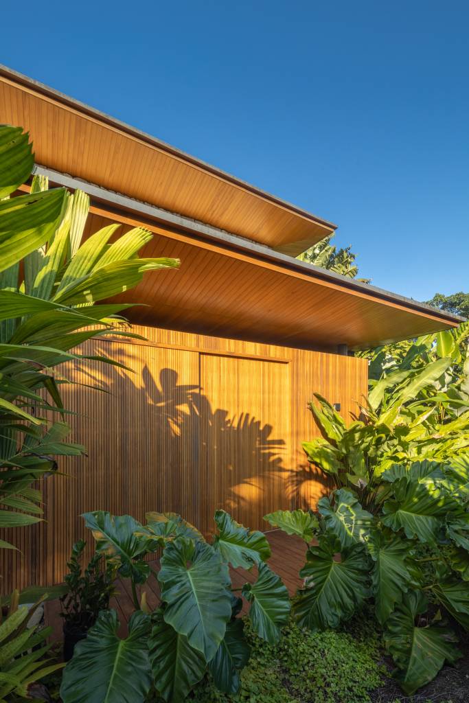 cobertura-com-beirais-chanfrados-da-leveza-a-esta-casa-com-5-suites-pitta-arquitetura-19 Cobertura com beirais chanfrados dá leveza a esta casa com 5 suítes. Projeto de Pitta Arquitetura.