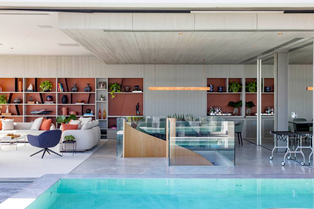 cobertura-duplex-elegante-tem-area-gourmet-em-gazebo-no-fundo-da-piscina-db-arquitetos-01-sala Cobertura duplex elegante tem área gourmet em gazebo no fundo da piscina. Projeto de DB Arquitetos.