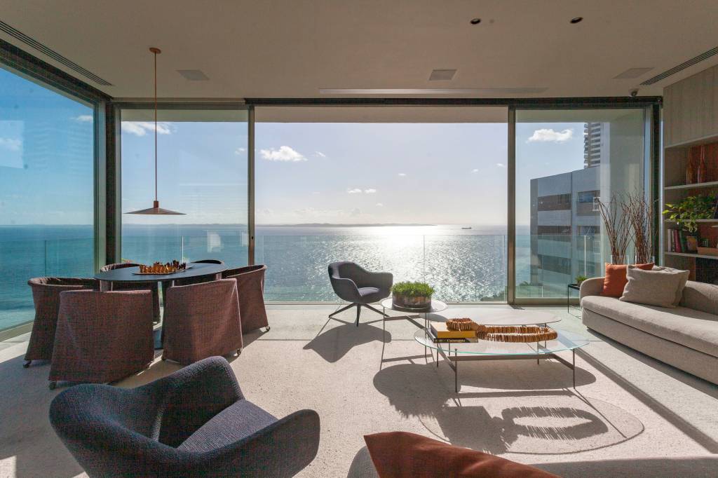 Cobertura duplex elegante tem área gourmet em gazebo no fundo da piscina. Projeto de DB Arquitetos.
