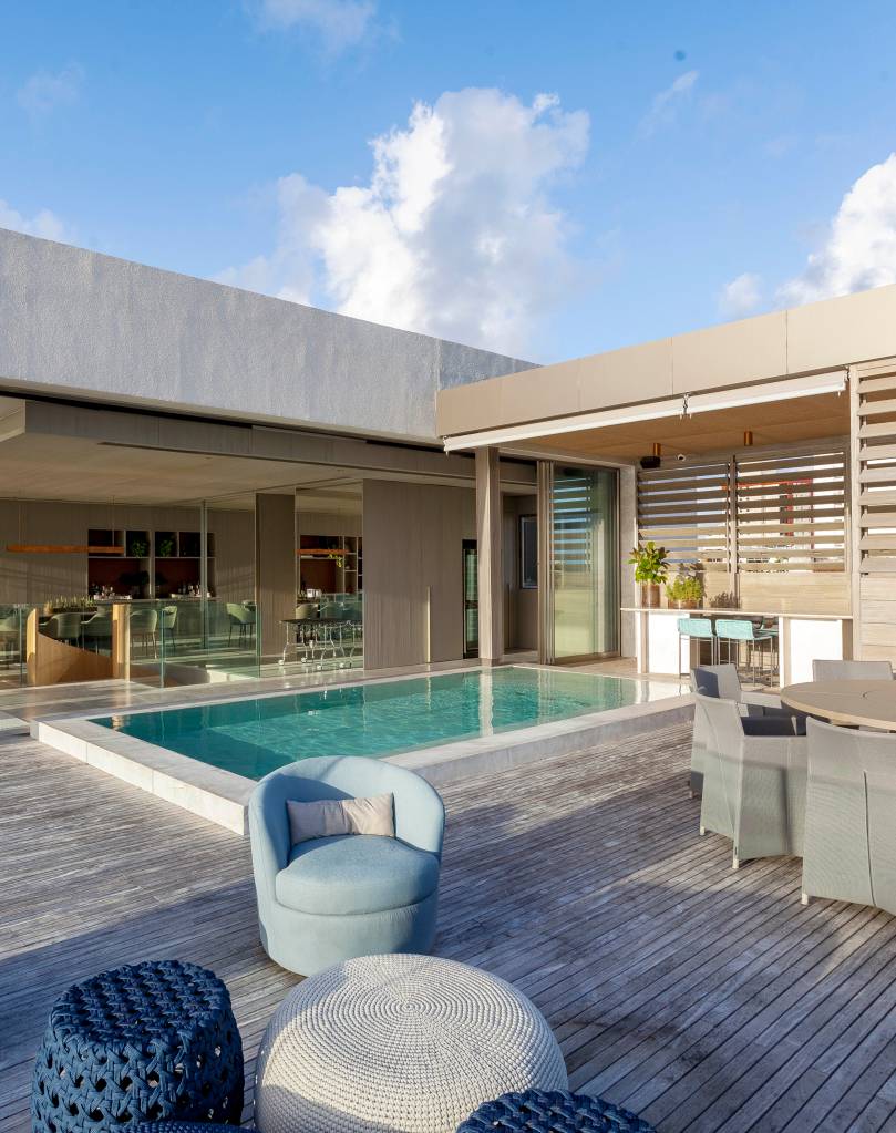 cobertura-duplex-elegante-tem-area-gourmet-em-gazebo-no-fundo-da-piscina-db-arquitetos-11 Cobertura duplex elegante tem área gourmet em gazebo no fundo da piscina. Projeto de DB Arquitetos.