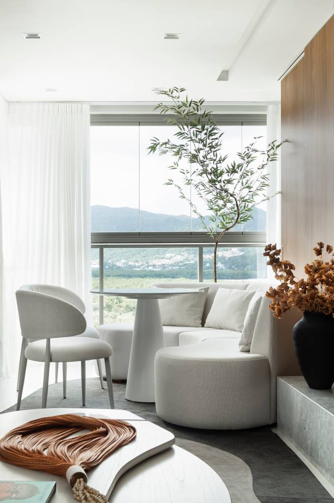 contrastes-entre-branco-e-preto-e-linhas-limpas-dao-elegancia-a-este-ape-woho-arquitetura-03 Contrastes entre branco e preto e linhas limpas dão elegância a este apê. Projeto de Woho Arquitetura.