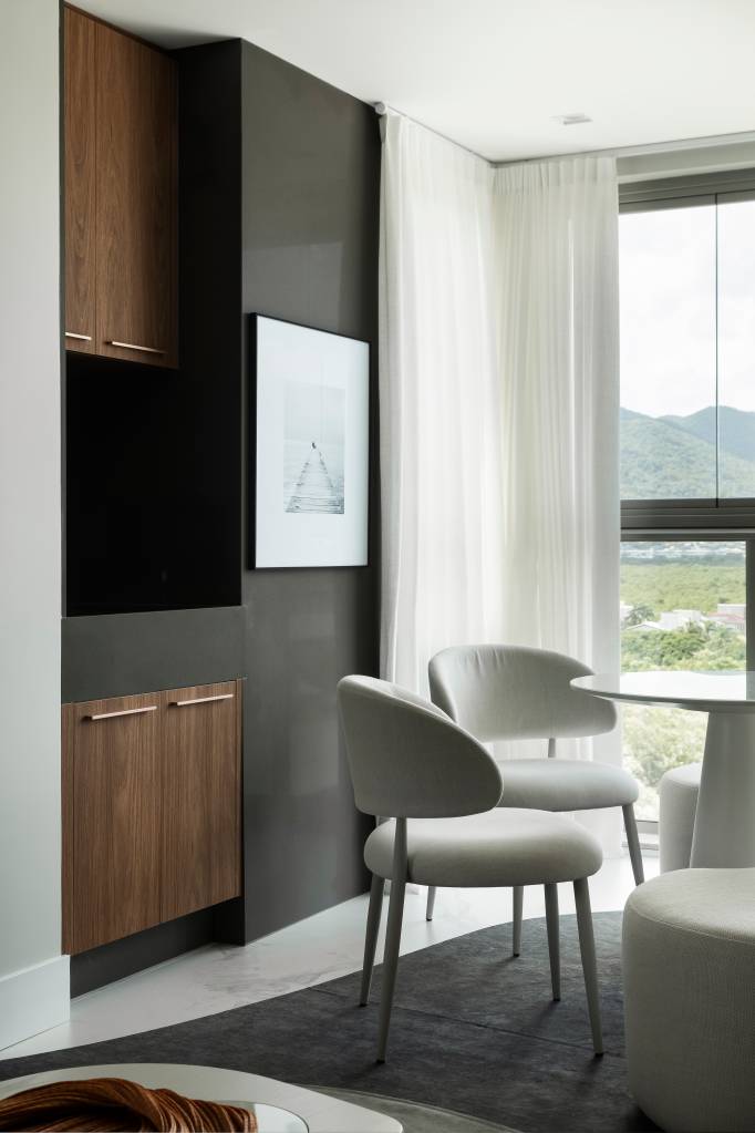 contrastes-entre-branco-e-preto-e-linhas-limpas-dao-elegancia-a-este-ape-woho-arquitetura-16 Contrastes entre branco e preto e linhas limpas dão elegância a este apê. Projeto de Woho Arquitetura.