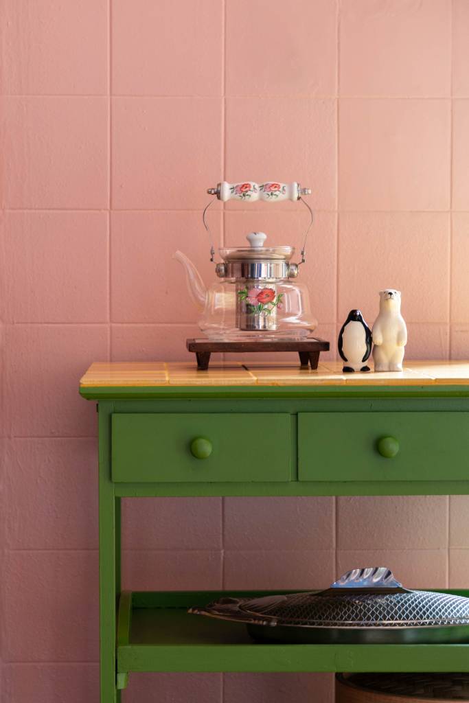 cozinha-branca-nao-mais-5-projetos-charmosos-e-coloridos-11-rosa-verde-aparador cozinha-branca-nao-mais-5-projetos-charmosos-e-coloridos-11-rosa-verde-aparador