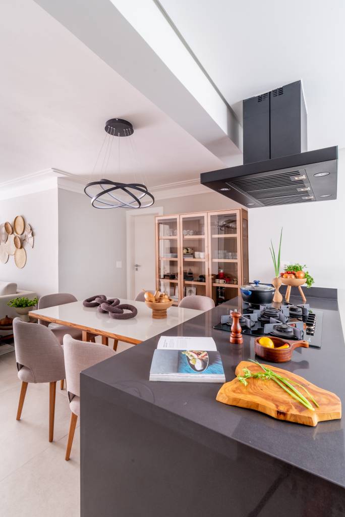 cristaleira-com-iluminacao-embutida-e-xodo-na-sala-de-jantar-deste-apartamento-isabella-nalon-07-cozinha-ilha Cristaleira com iluminação embutida é xodó na sala de jantar deste apartamento. Projeto de Isabella Nalon.