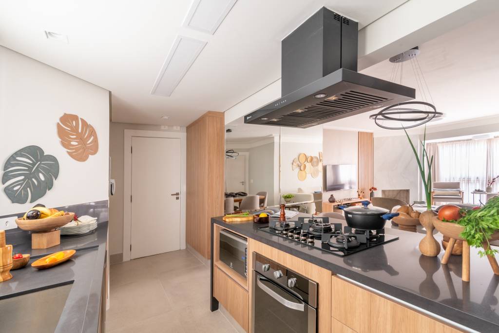 cristaleira-com-iluminacao-embutida-e-xodo-na-sala-de-jantar-deste-apartamento-isabella-nalon-10-cozinha Cristaleira com iluminação embutida é xodó na sala de jantar deste apartamento. Projeto de Isabella Nalon.