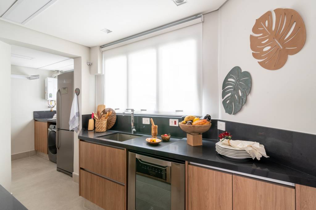cristaleira-com-iluminacao-embutida-e-xodo-na-sala-de-jantar-deste-apartamento-isabella-nalon-11-cozinha Cristaleira com iluminação embutida é xodó na sala de jantar deste apartamento. Projeto de Isabella Nalon.