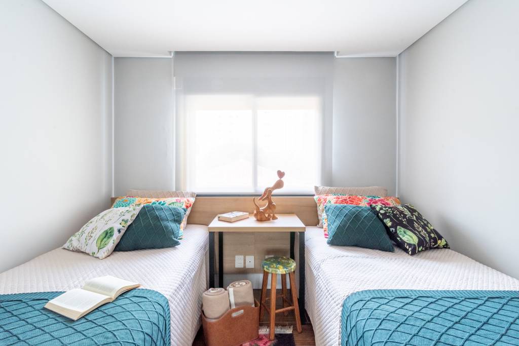 cristaleira-com-iluminacao-embutida-e-xodo-na-sala-de-jantar-deste-apartamento-isabella-nalon-14-quarto Cristaleira com iluminação embutida é xodó na sala de jantar deste apartamento. Projeto de Isabella Nalon.
