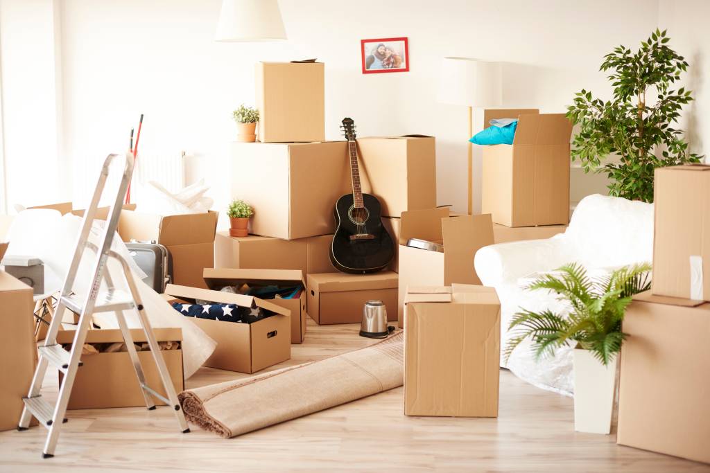 Top view of messy and full of moving boxes room 4 dicas para te ajudar a economizar na mudança