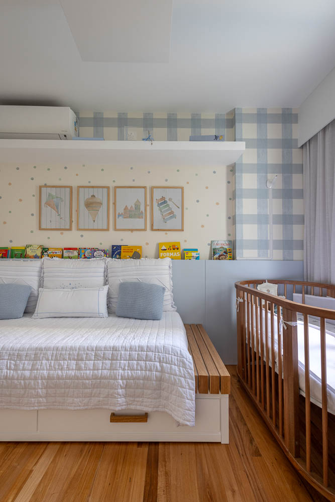 divisoria-em-muxarbi-de-correr-permite-controlar-a-iluminacao-na-sala-de-estar-de-ape-mauricio-nobrega-16-quarto-infantil Divisória em muxarbi de correr permite controlar a iluminação na sala de estar de apê. Projeto de Maurício Nóbrega.