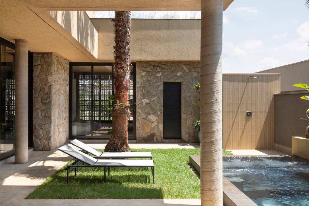 dois-blocos-sobrepostos-perpendiculares-formam-fachada-de-casa-elegante-wa-arquitetura-03-piscina Dois blocos sobrepostos perpendiculares formam fachada de casa elegante. Projeto de WA Arquitetura.