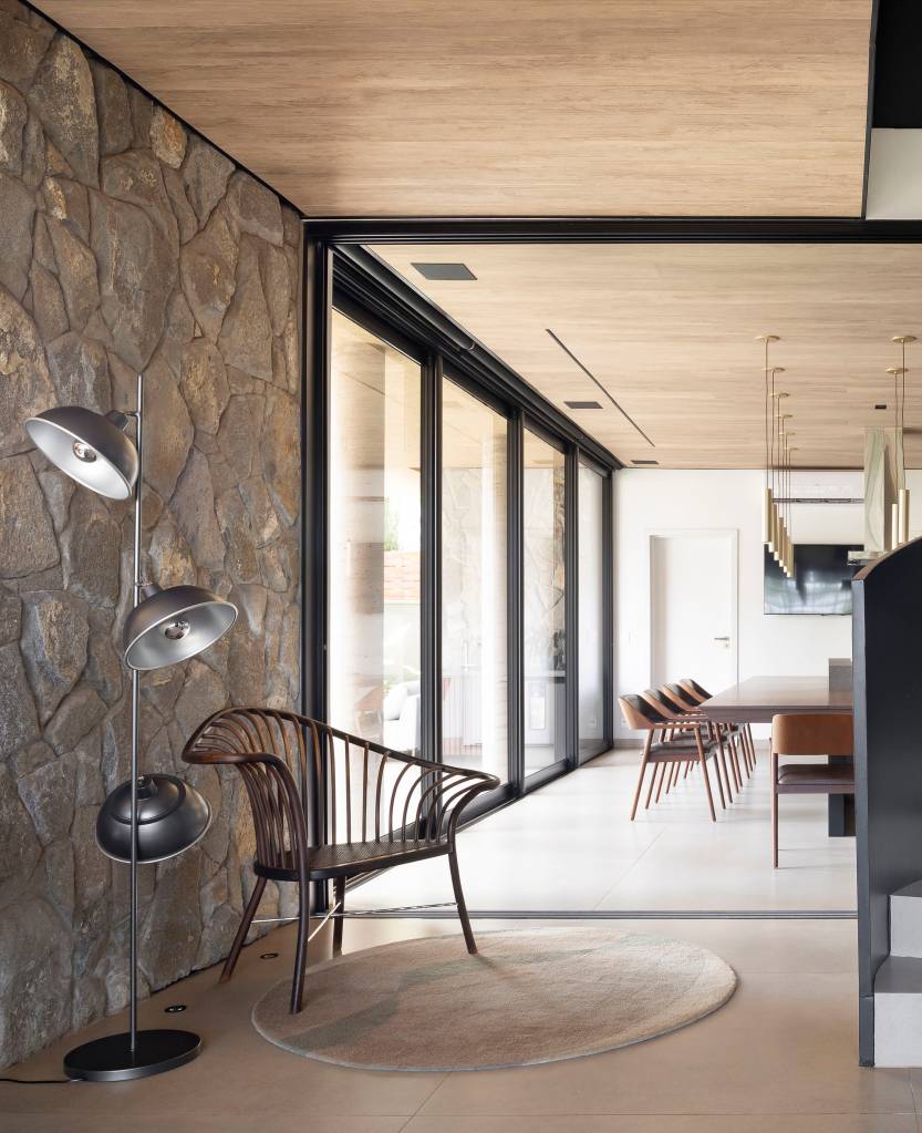 dois-blocos-sobrepostos-perpendiculares-formam-fachada-de-casa-elegante-wa-arquitetura-12 Dois blocos sobrepostos perpendiculares formam fachada de casa elegante. Projeto de WA Arquitetura.