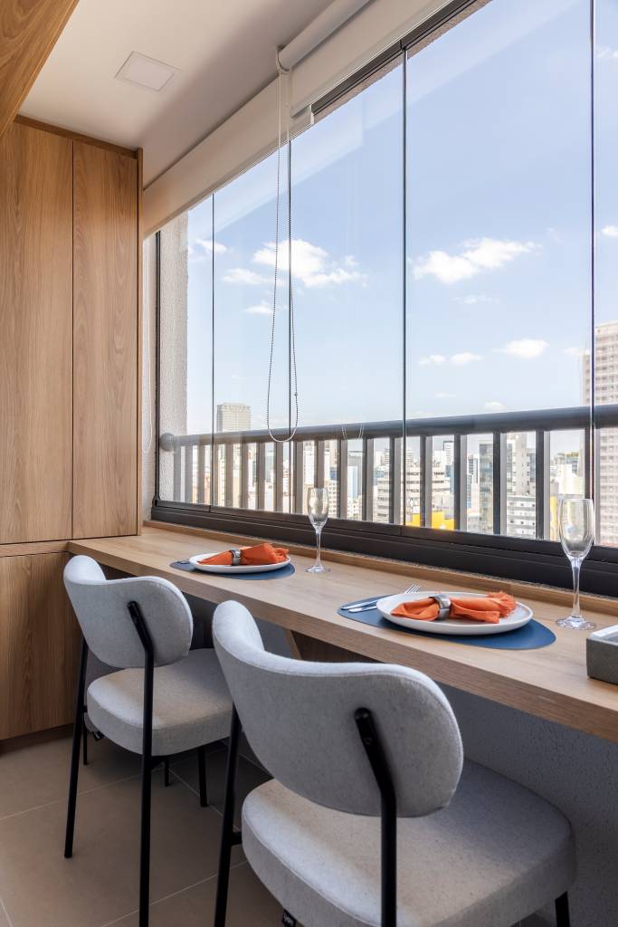 Estúdio funcional de 26 m² tem bancada para office e refeições na janela. Projeto de Art 2A Arquitetura.